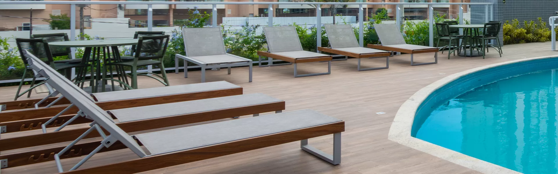 Móveis para Piscinas: Sofisticação e Conforto para Áreas Corporativas