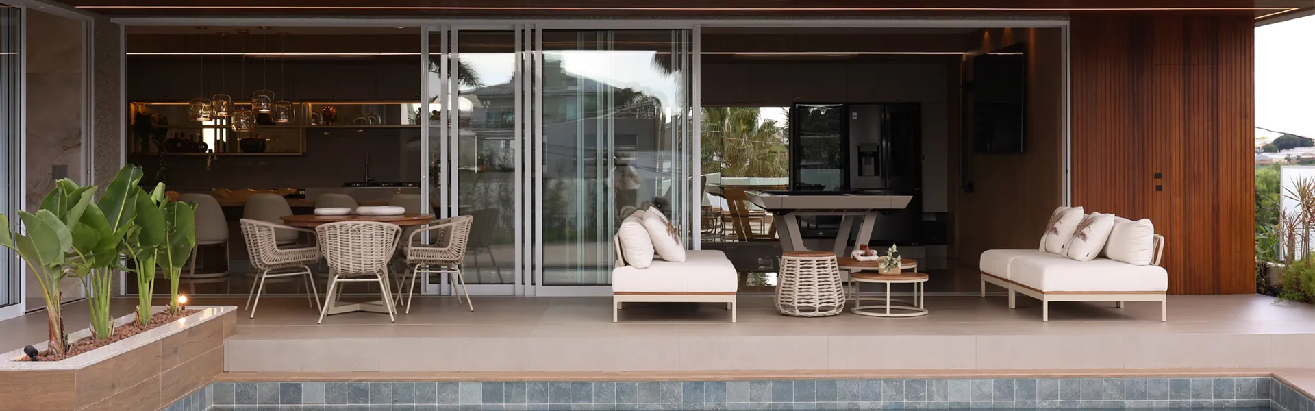 Área Externa Integrada com Mobiliário Sofisticado e Design Contemporâneo