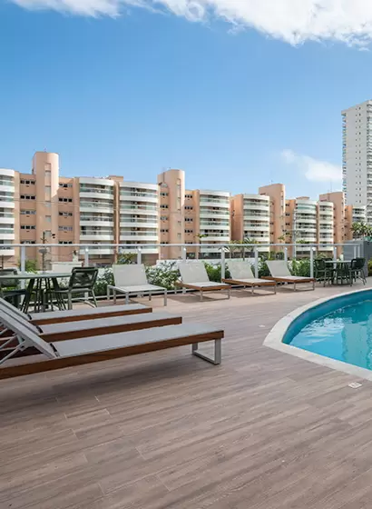 Móveis para Piscinas: Sofisticação e Conforto para Áreas Corporativas